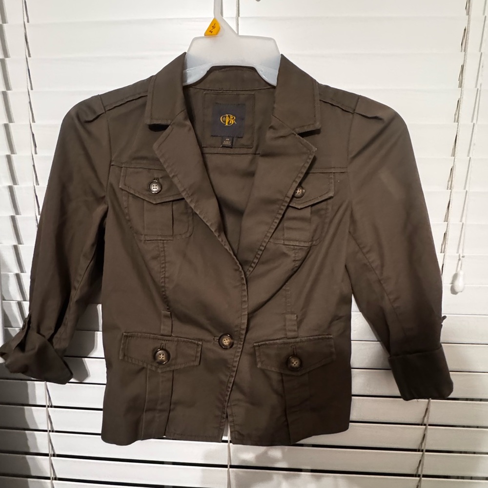 Military-Inspired Cropped Utility Blazer in Forest Green - Picture 2 of 8
